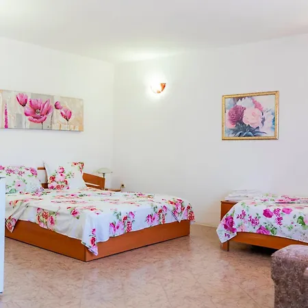 Family House Katerini 게스트하우스 3*